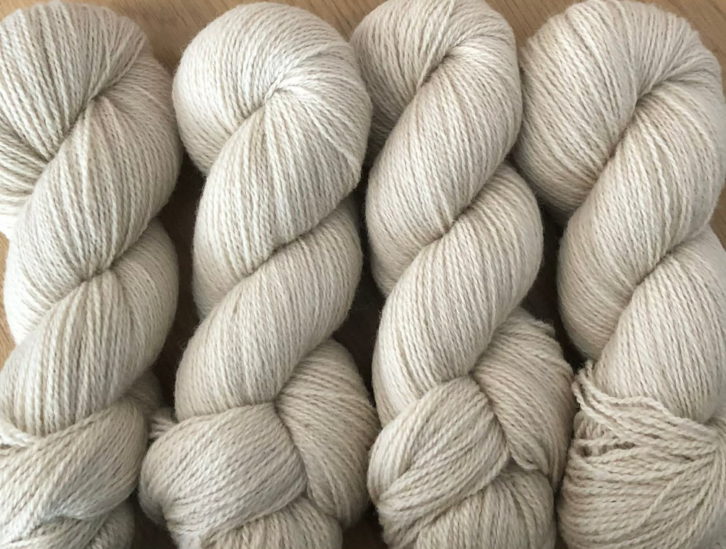 Ravngarn - Farge: Sandkorn - Beige. 2-tråds 100 % ullgarn - ubehandlet. FAST PRIS