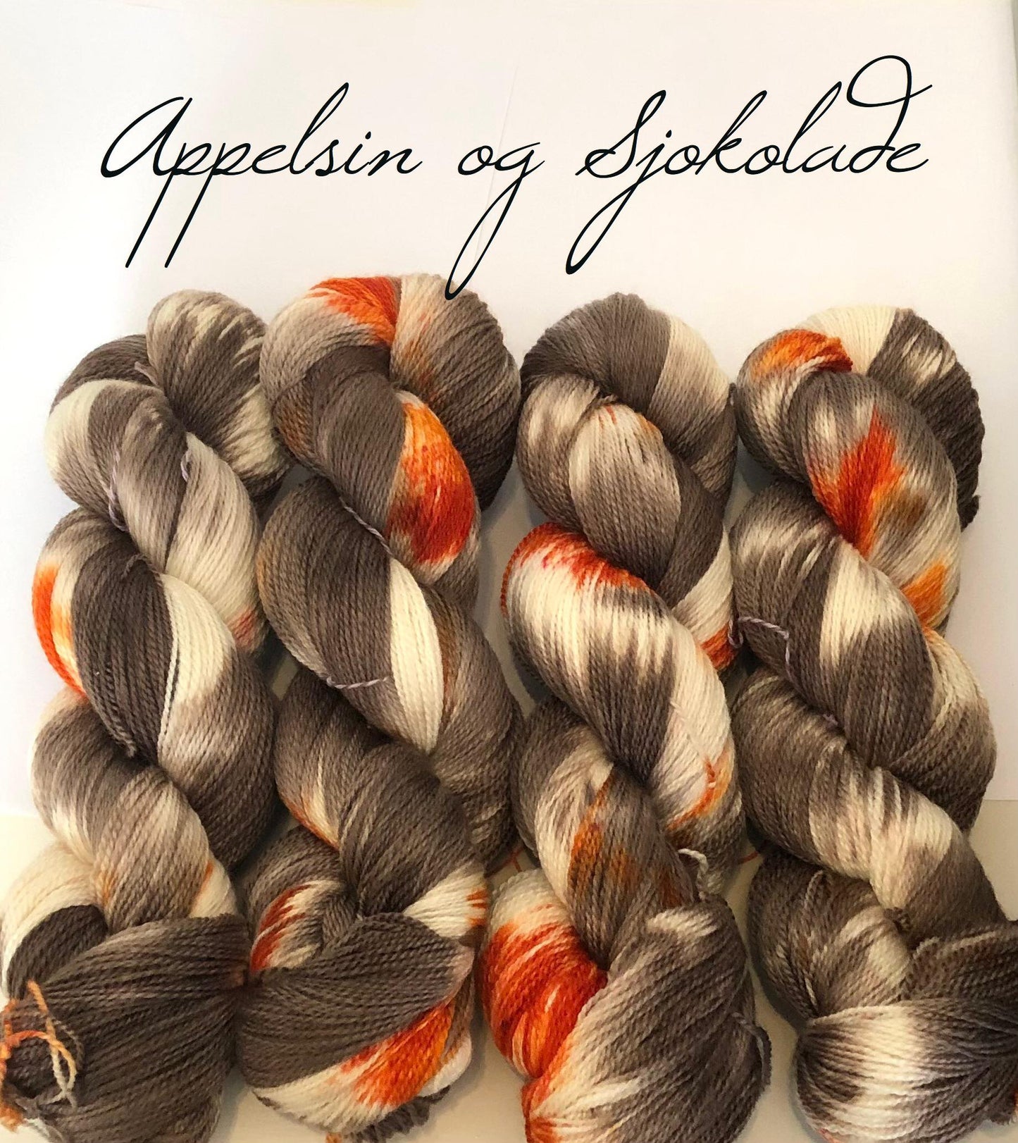 Kvitlammets Luksus merino. Appelsin og Sjokolade. 100 g : ca 600 m. Pinnestr: 3 - 4 mm.