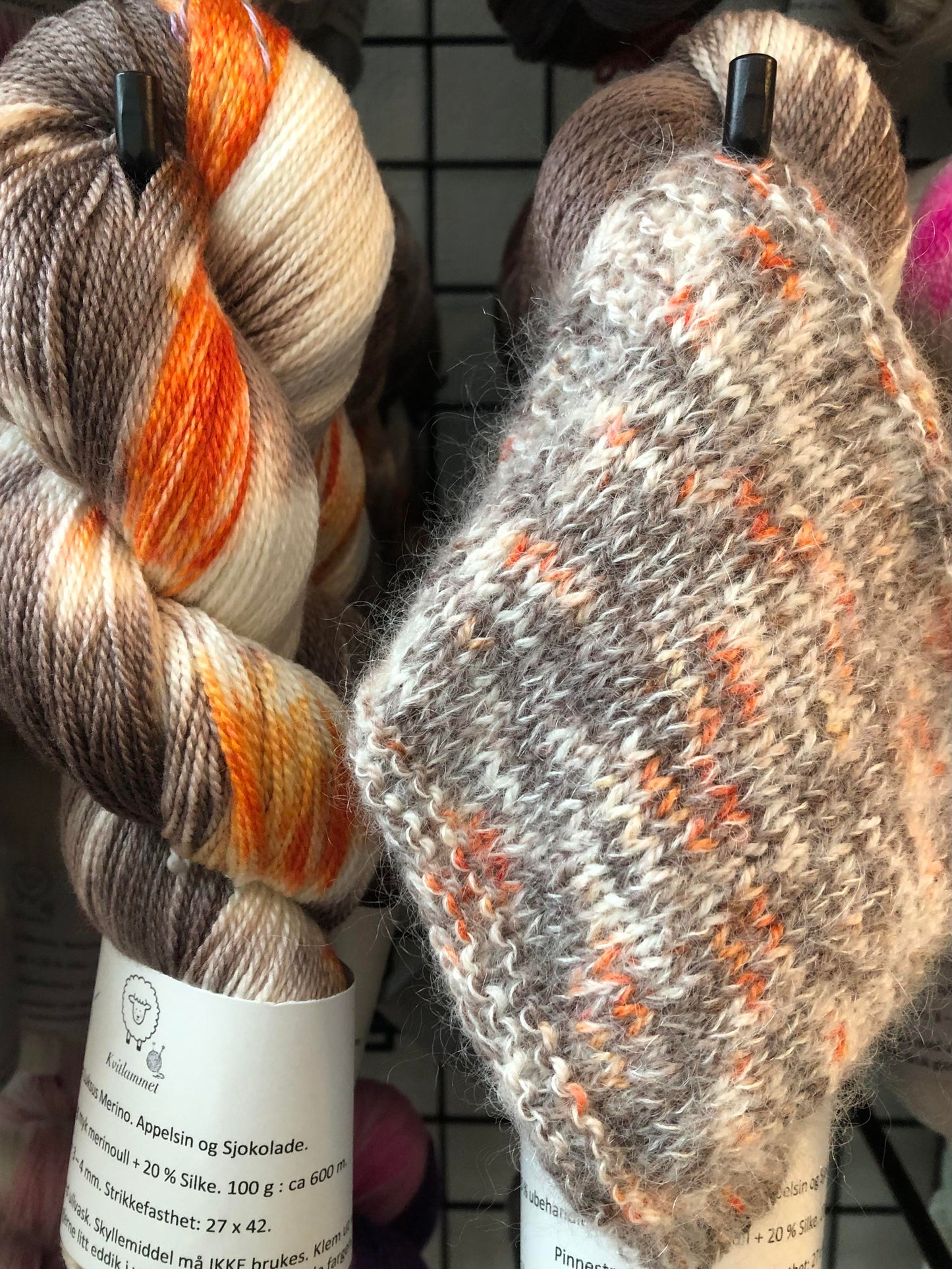 Kvitlammets Luksus merino. Appelsin og Sjokolade. 100 g : ca 600 m. Pinnestr: 3 - 4 mm.