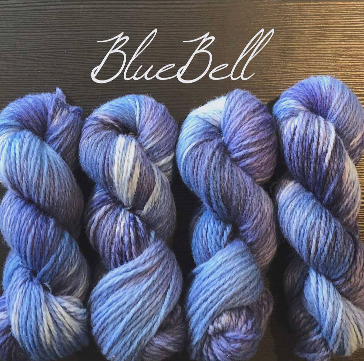 Håndfarget Vams fra Rauma. BlueBell. Store hesper. 100 g: ca 166 m.
