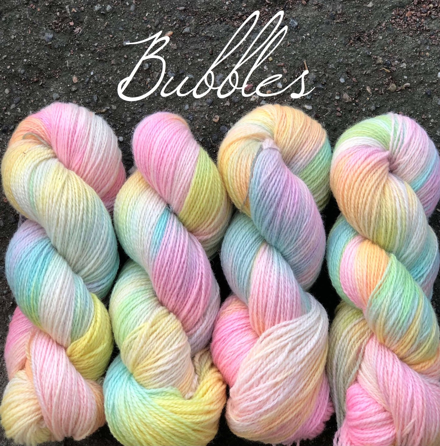 Håndfarget Finull fra Rauma. Bubbles. 100 g: ca 350 m.