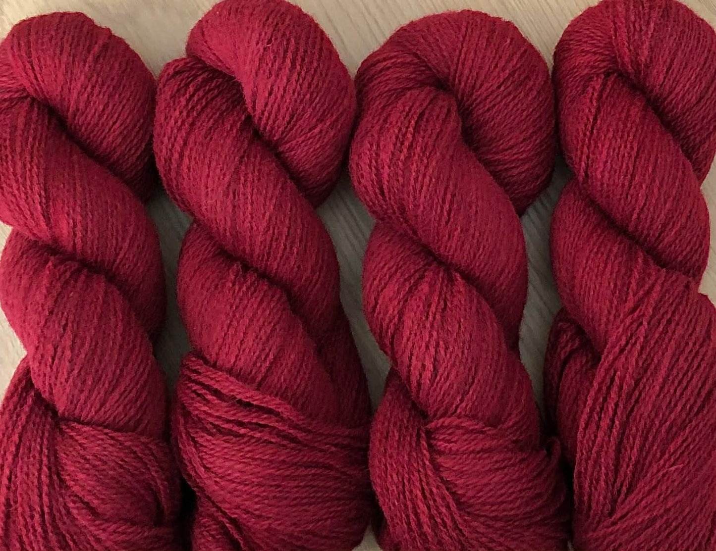 Ravngarn - Farge: Deep Dark Rose. 2-tråds 100 % ullgarn - ubehandlet. FAST PRIS