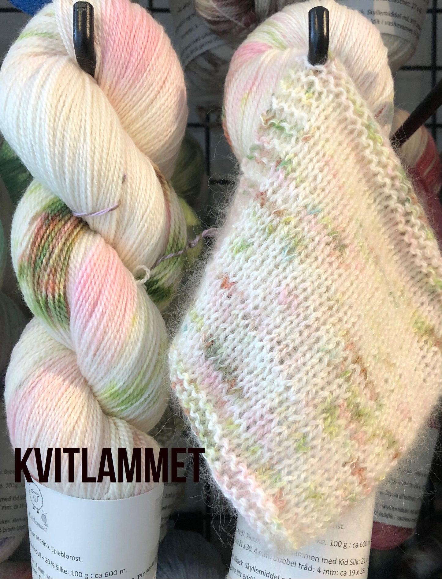 Kvitlammets Luksus merino. Epleblomst. 100 g : ca 600 m. Pinnestr: 3 - 4 mm.