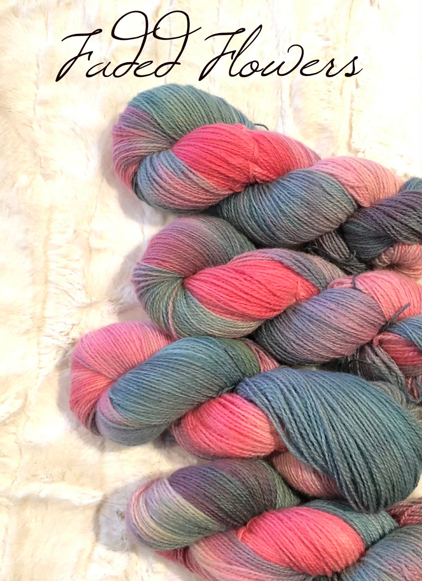 Håndfarget Finull fra Rauma. Farge: Faded Flowers. 100 g: ca 350 m.