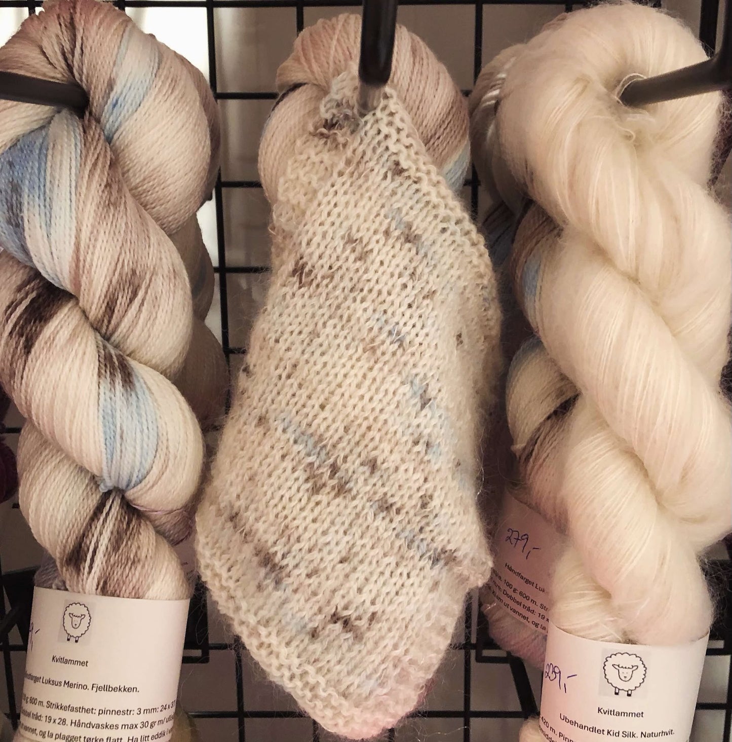Kvitlammets Luksus merino. Fjellbekken. 100 g : ca 600 m.