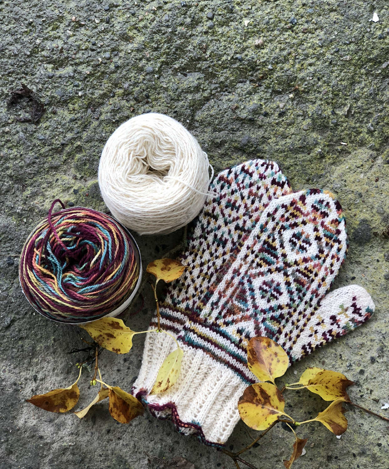 Håndfarget Finull fra Rauma. Farge: Woodstock.