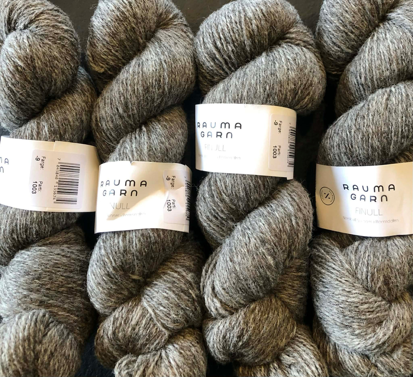 Håndfarget Finull fra Rauma. Naturgrå. Melert. 100 g: ca 350 m.