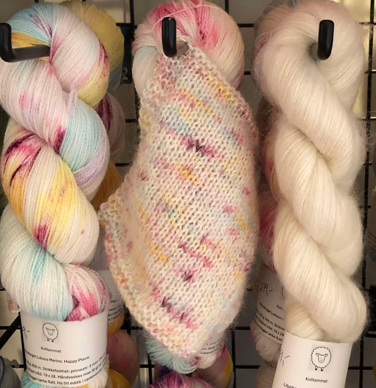 Kvitlammets Luksus merino. Happy Place. 100 g : ca 600 m.