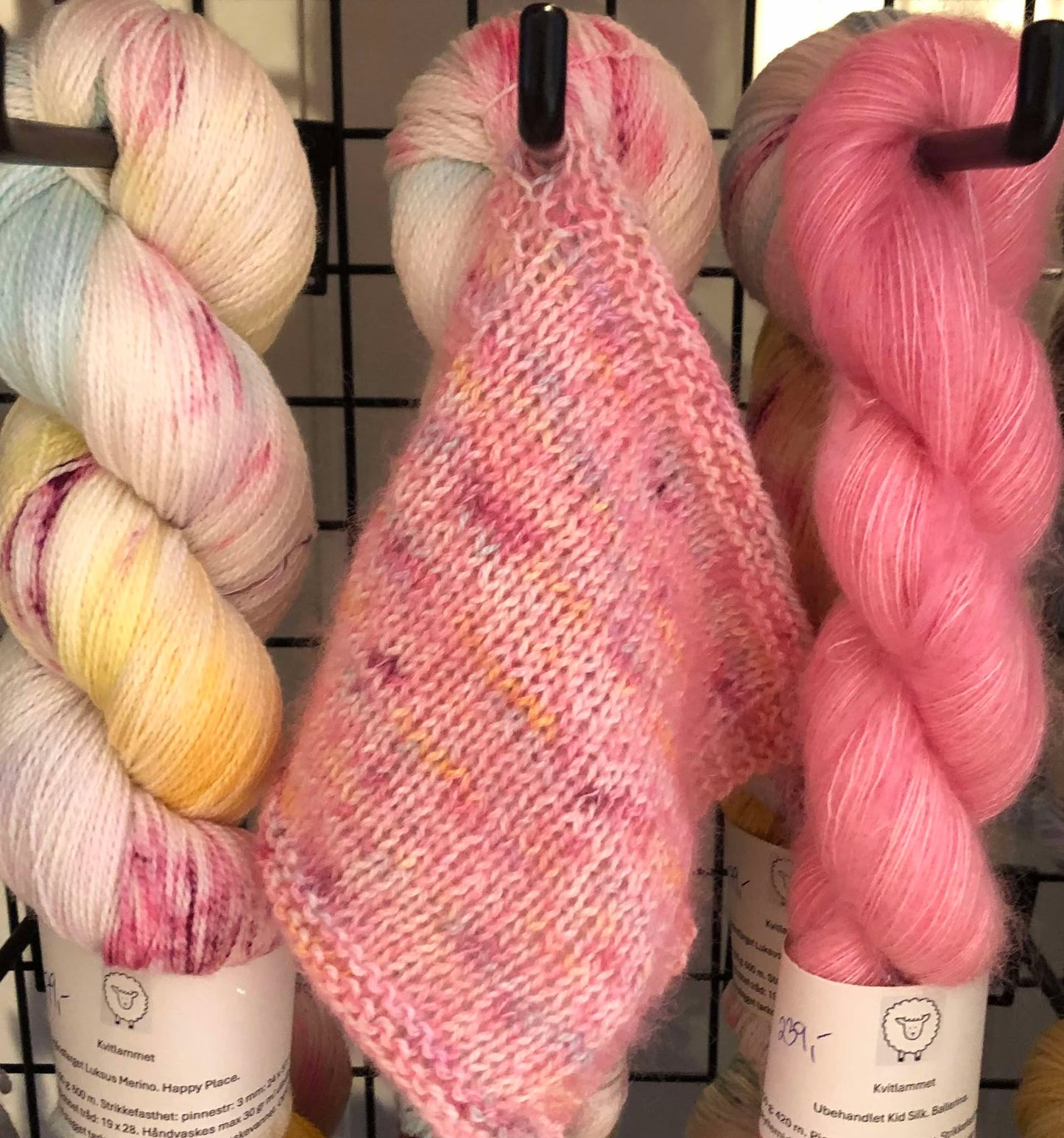 Kvitlammets Luksus merino. Happy Place. 100 g : ca 600 m.