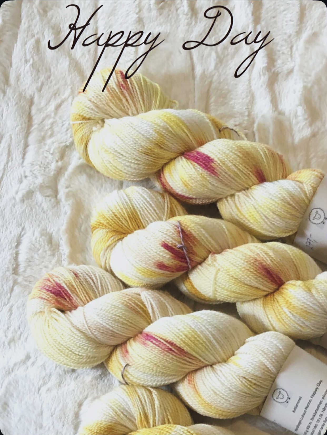 Kvitlammets Luksus merino. Happy Day. 100 g : ca 600 m. Pinnestr: 3 - 4 mm.