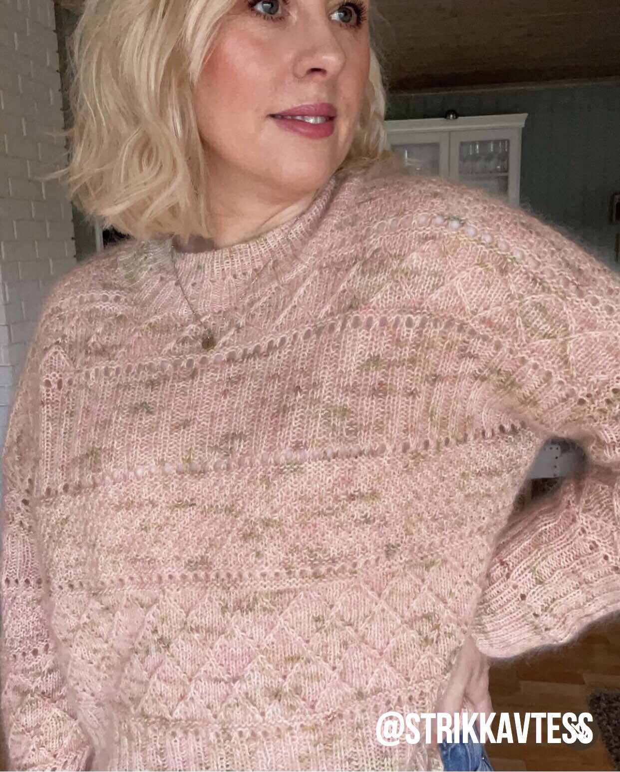 Kvitlammets Luksus merino. Epleblomst. 100 g : ca 600 m. Pinnestr: 3 - 4 mm.