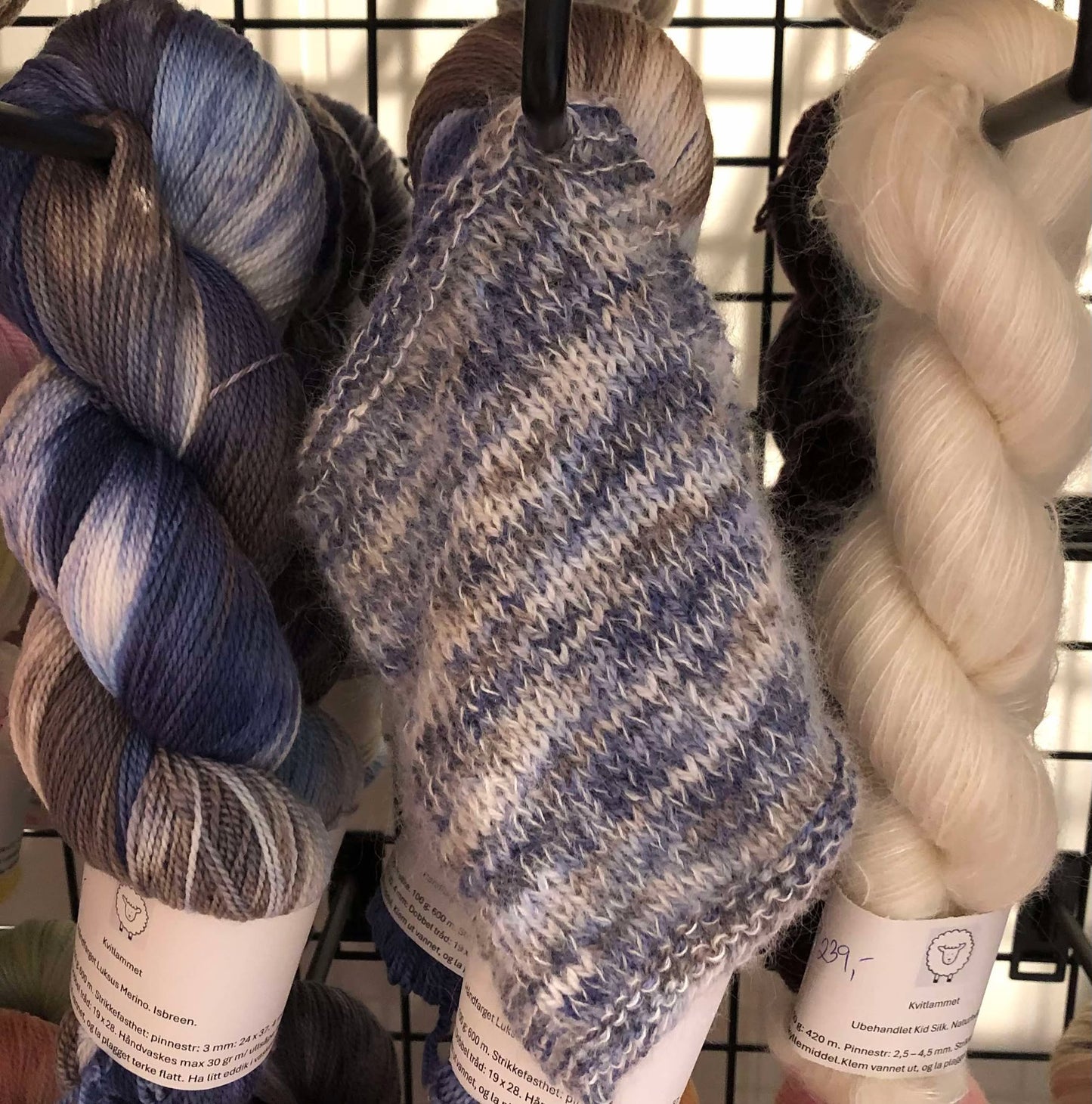 Kvitlammets Luksus merino. Isbreen. 100 g : ca 600 m.
