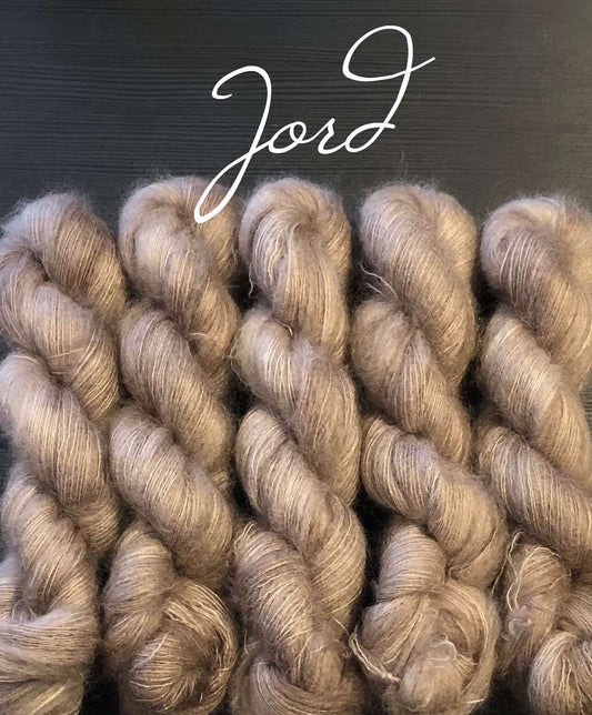 Jord. Brushed Kid Silk, ubehandlet. Ca 50 g - 420 m.
