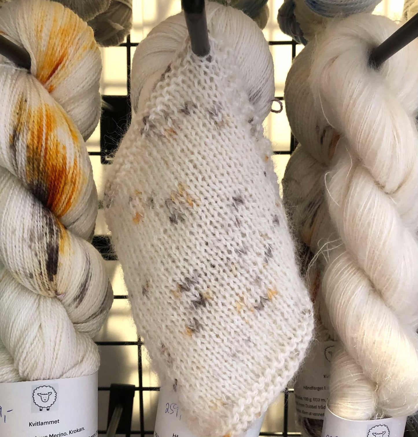 Kvitlammets Luksus merino. Krokan. 100 g : ca 600 m. Pinnestr: 3 - 4 mm.