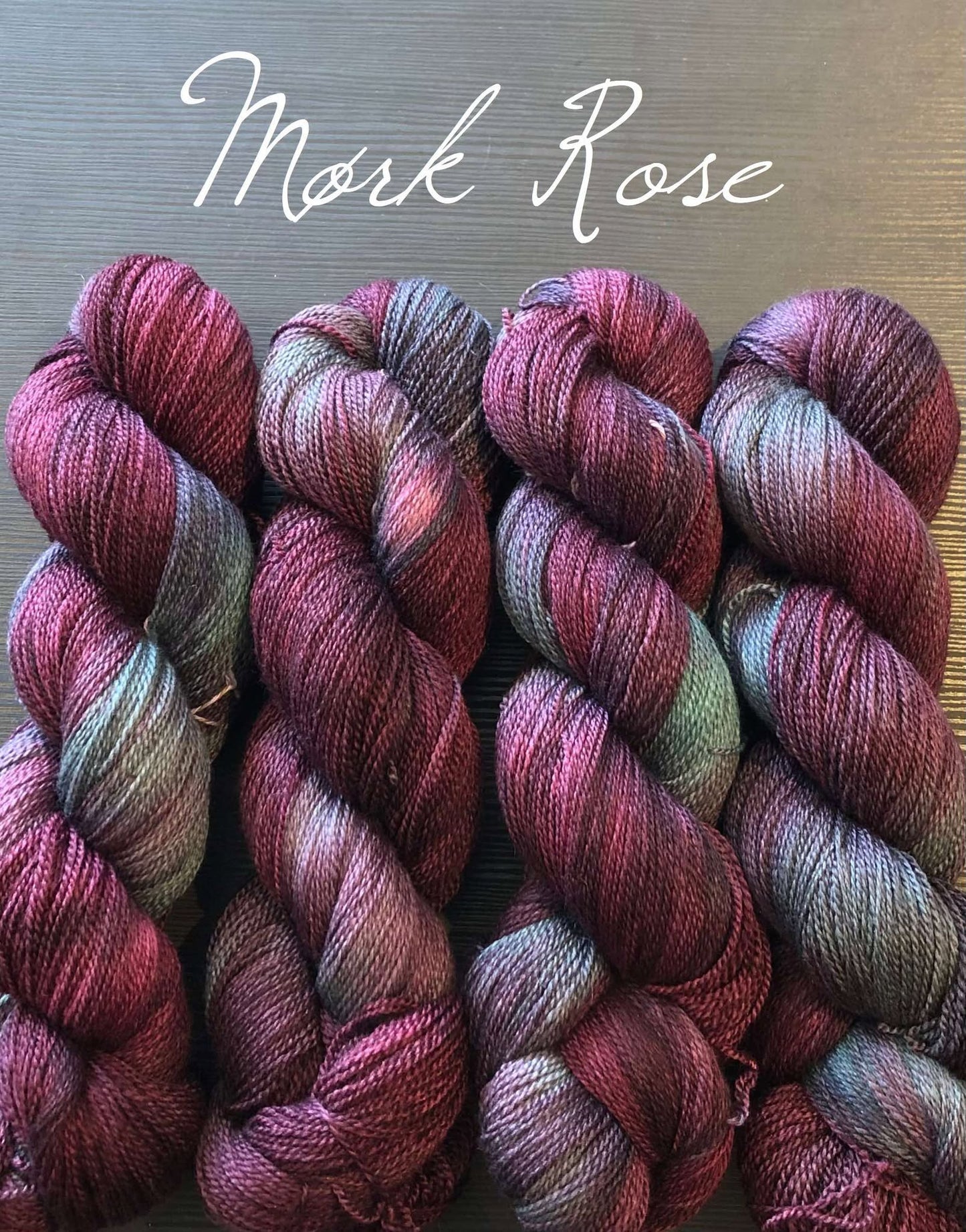 Kvitlammets Luksus merino. Mørk Rose. 100 g : ca 600 m. Pinnestr: 3 - 4 mm.