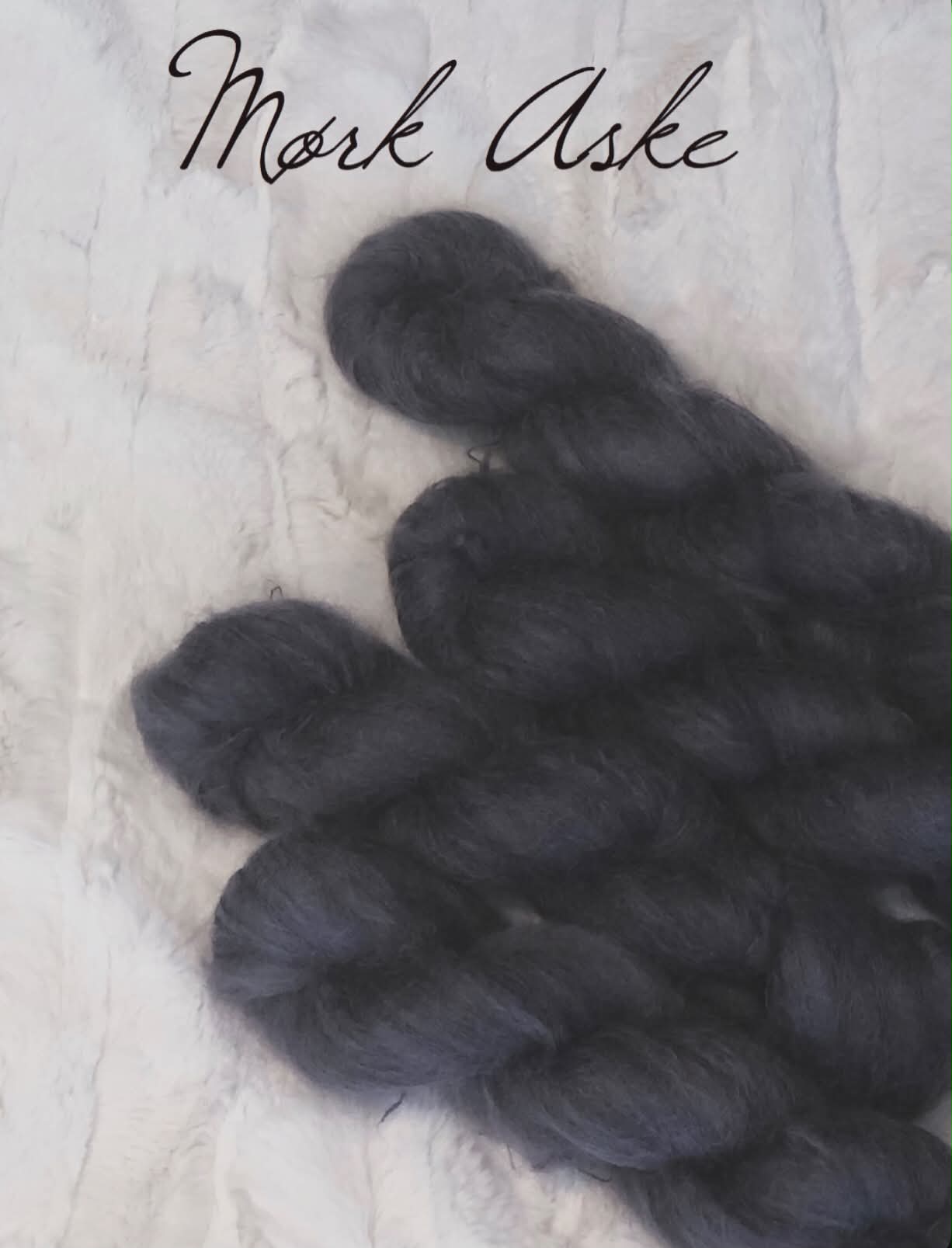 Mørk Aske. Melert. Brushed Kid Silk, ubehandlet. Ca 420 m.