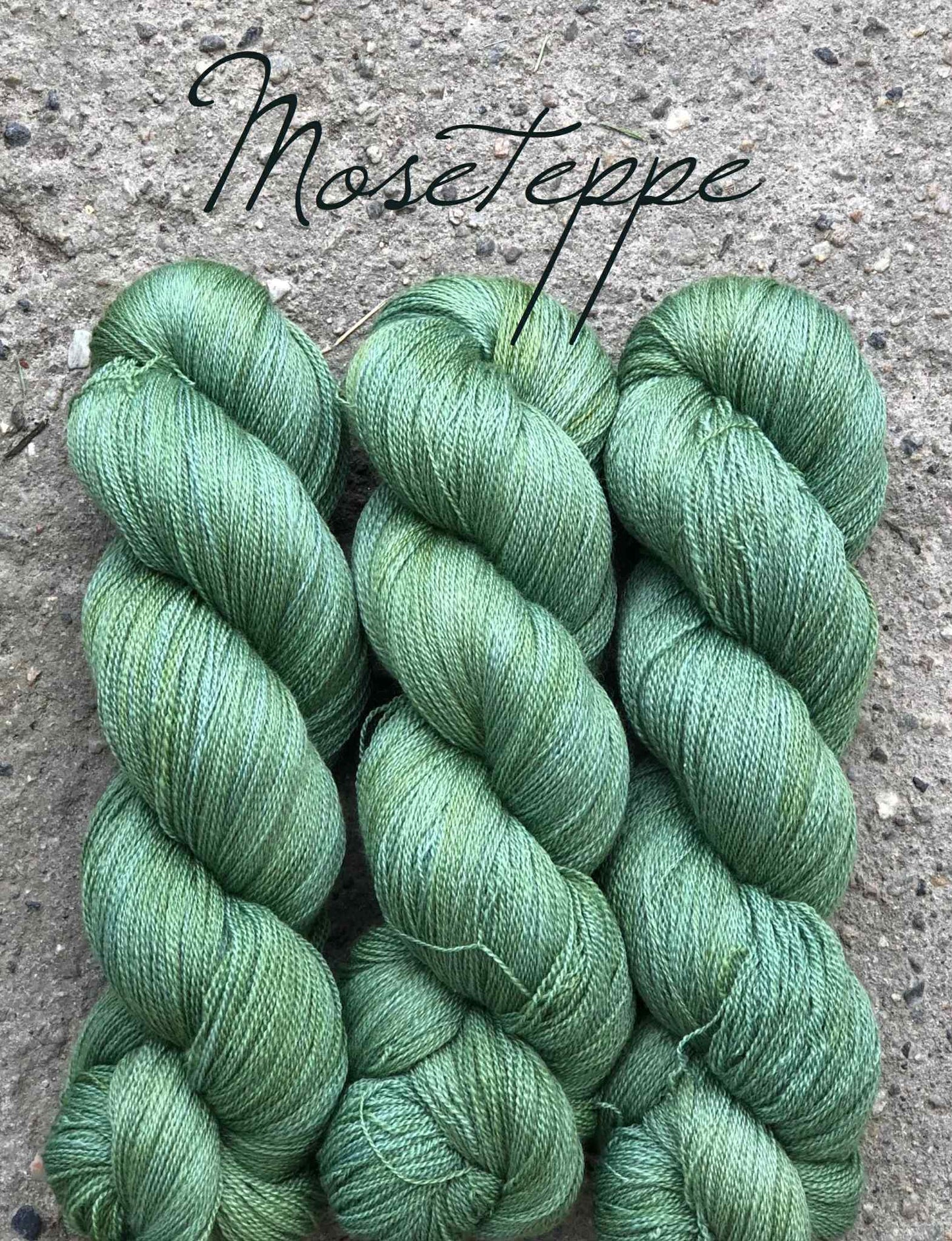 Luksus merino 1200 m. Moseteppe. Melert. 100 g : ca 1200 m. Følgetråd.