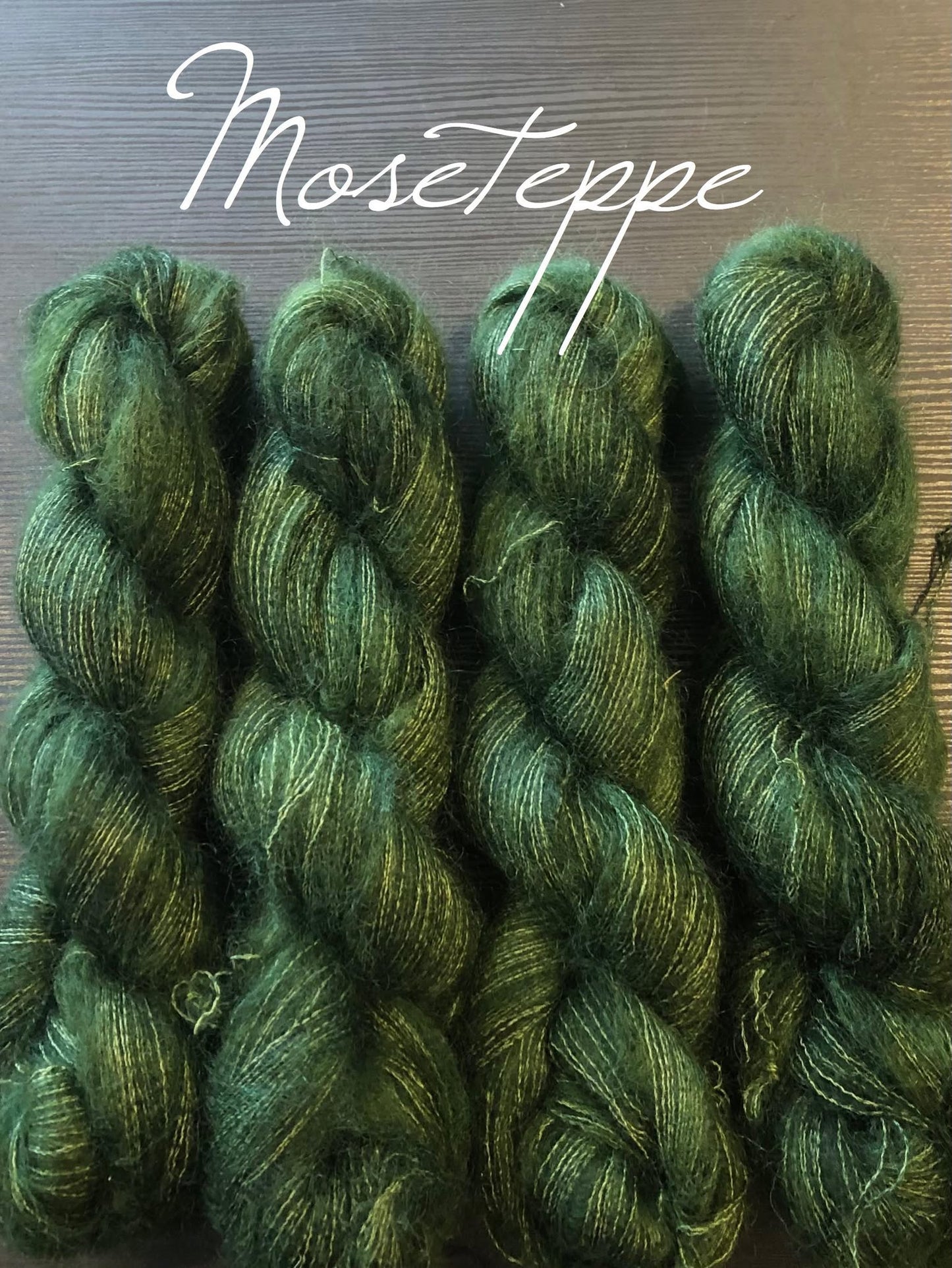 Moseteppe. Brushed Kid Silk, ubehandlet. 50 g: Ca 420 m.