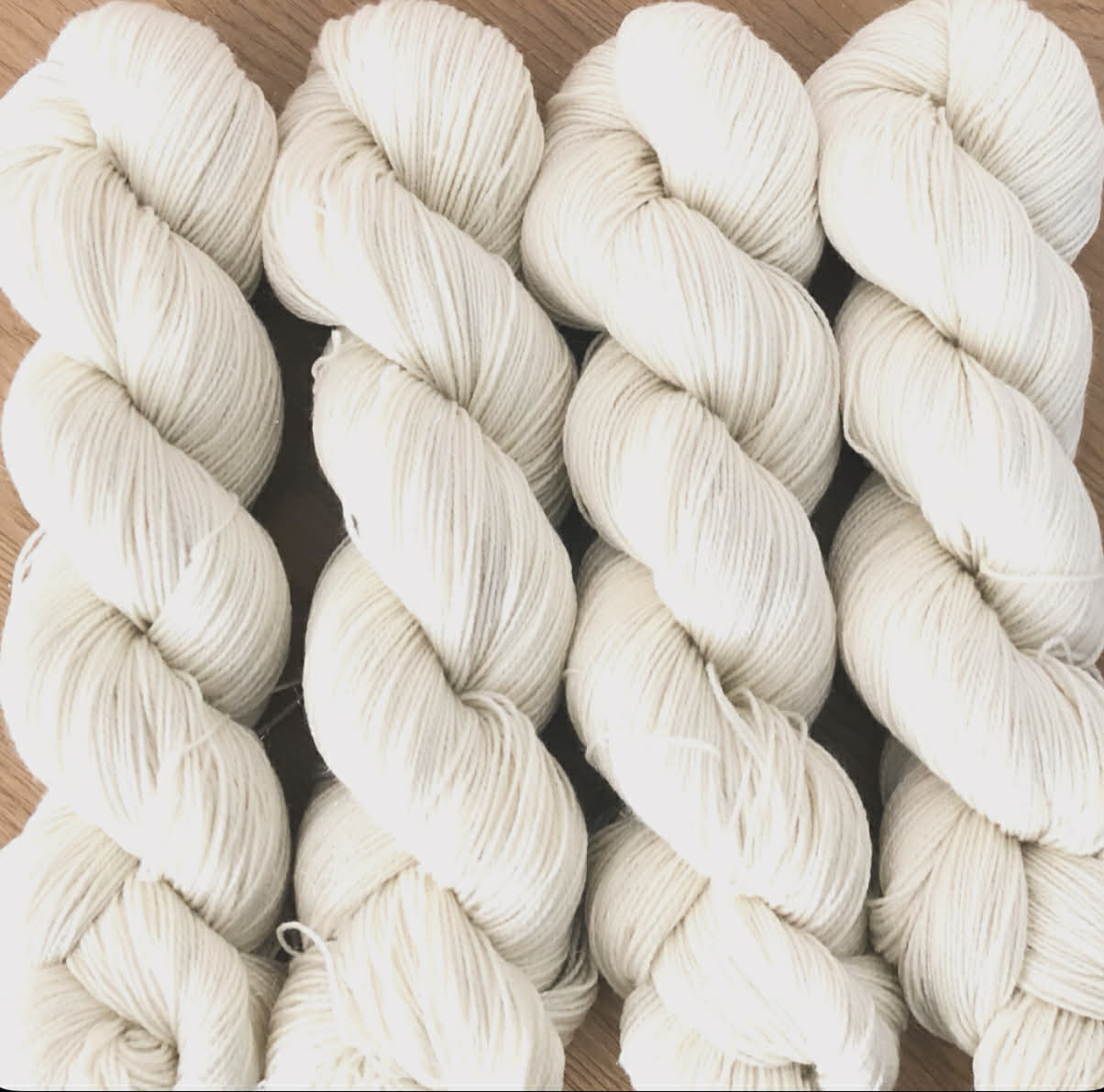 Ravngarn - Glitter Merino. Farge: Naturhvit. TILBUD - FAST LAVPRIS - INGEN BYTTERETT.