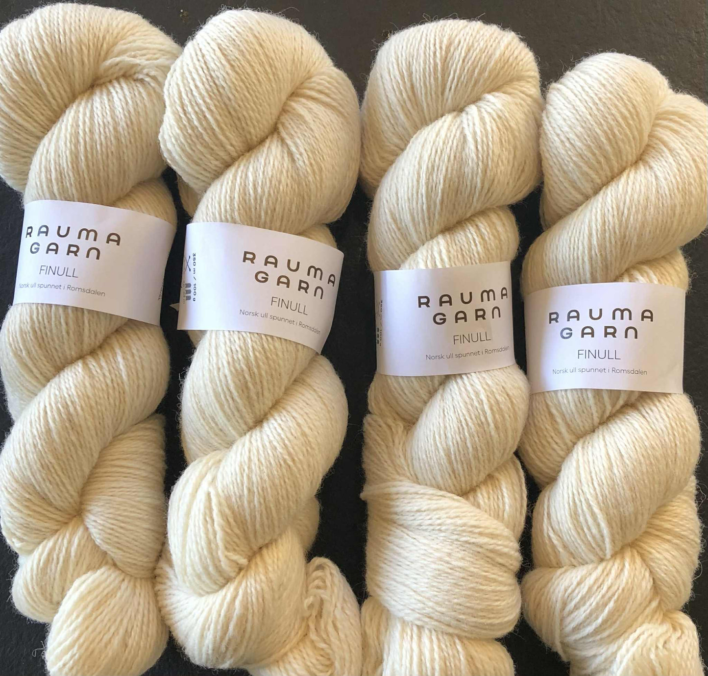 Håndfarget Finull fra Rauma. Naturhvit. 100 g: ca 350 m.