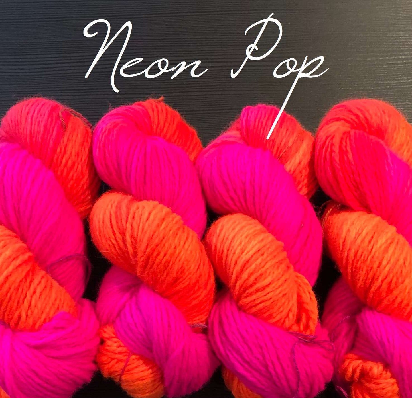 Håndfarget Vams fra Rauma. Neon Pop. Store hesper. 100 g: ca 166 m.
