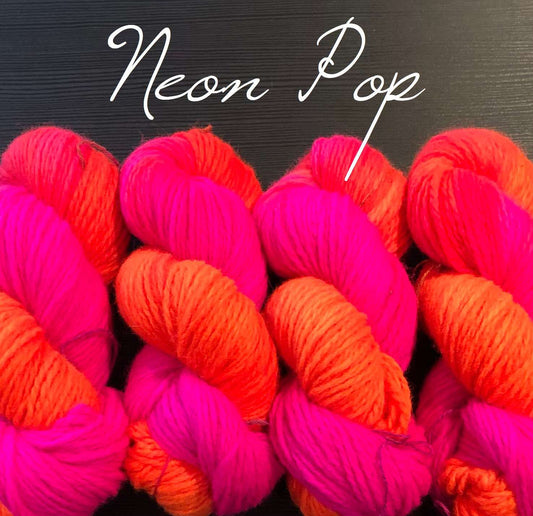Håndfarget Vams fra Rauma. Neon Pop. Store hesper. 100 g: ca 166 m.