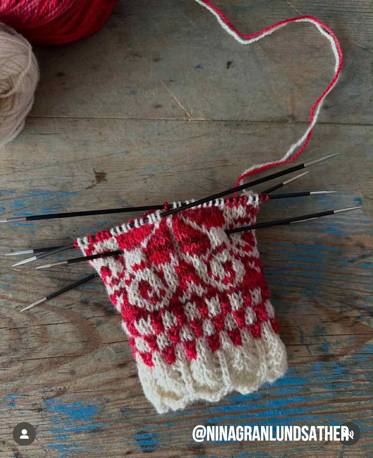 Håndfarget Finull fra Rauma. Vermillon Rød. 100 g: ca 350 m.