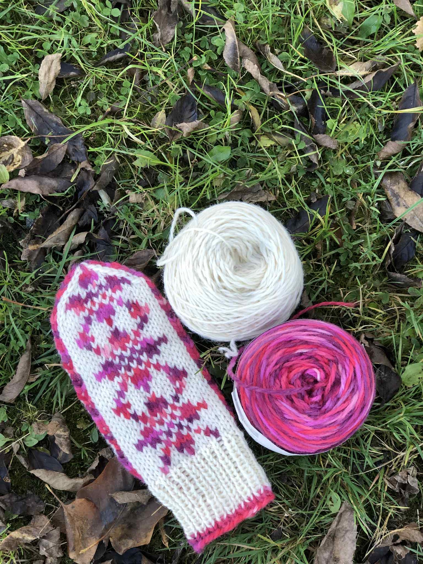 Håndfarget Vams fra Rauma. Naturhvit.