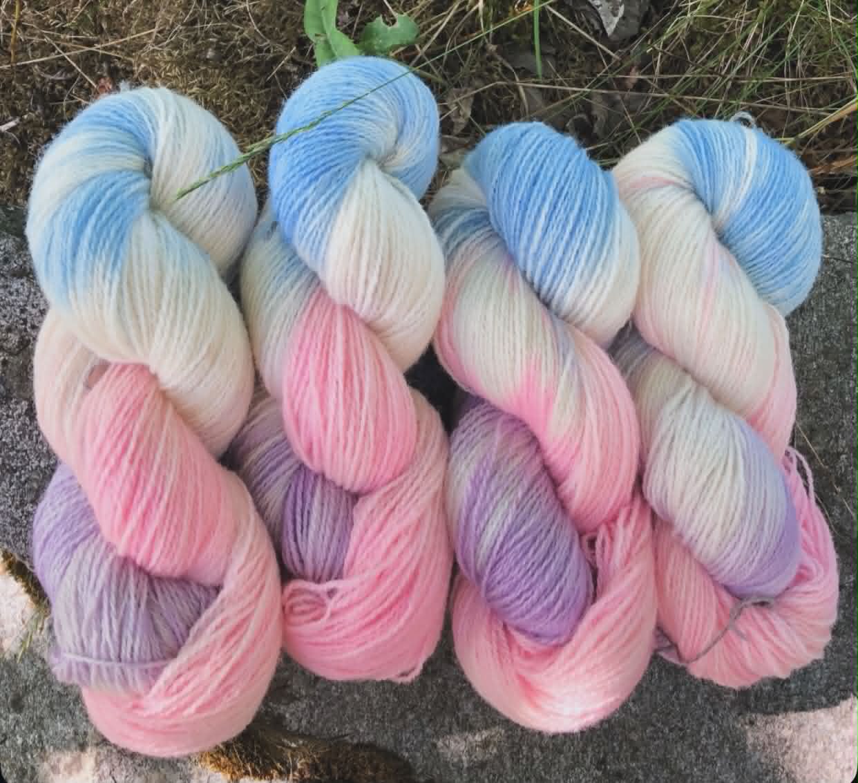Ravngarn – Pastell Puff | 2-tråds håndfarget ullgarn, ubehandlet | Outlet – INGEN BYTTERETT