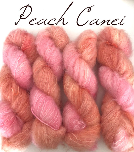 Peach Canei. Tykk Mohair / Fat Mohair, ubehandlet. 100 g: Ca 200 m. Ved kjøp av minimum 3 hesper, får du med oppskriften til Karna-genseren.