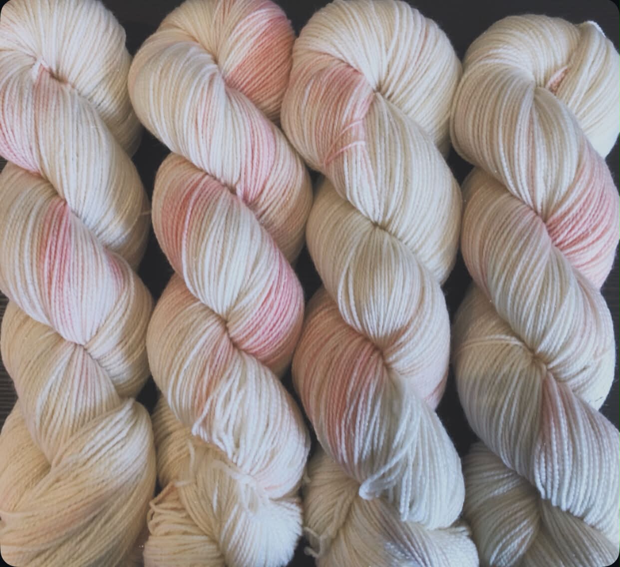 Ravngarn - Glitter Merino. Farge: Peach Skyes. TILBUD - FAST LAVPRIS - INGEN BYTTERETT.