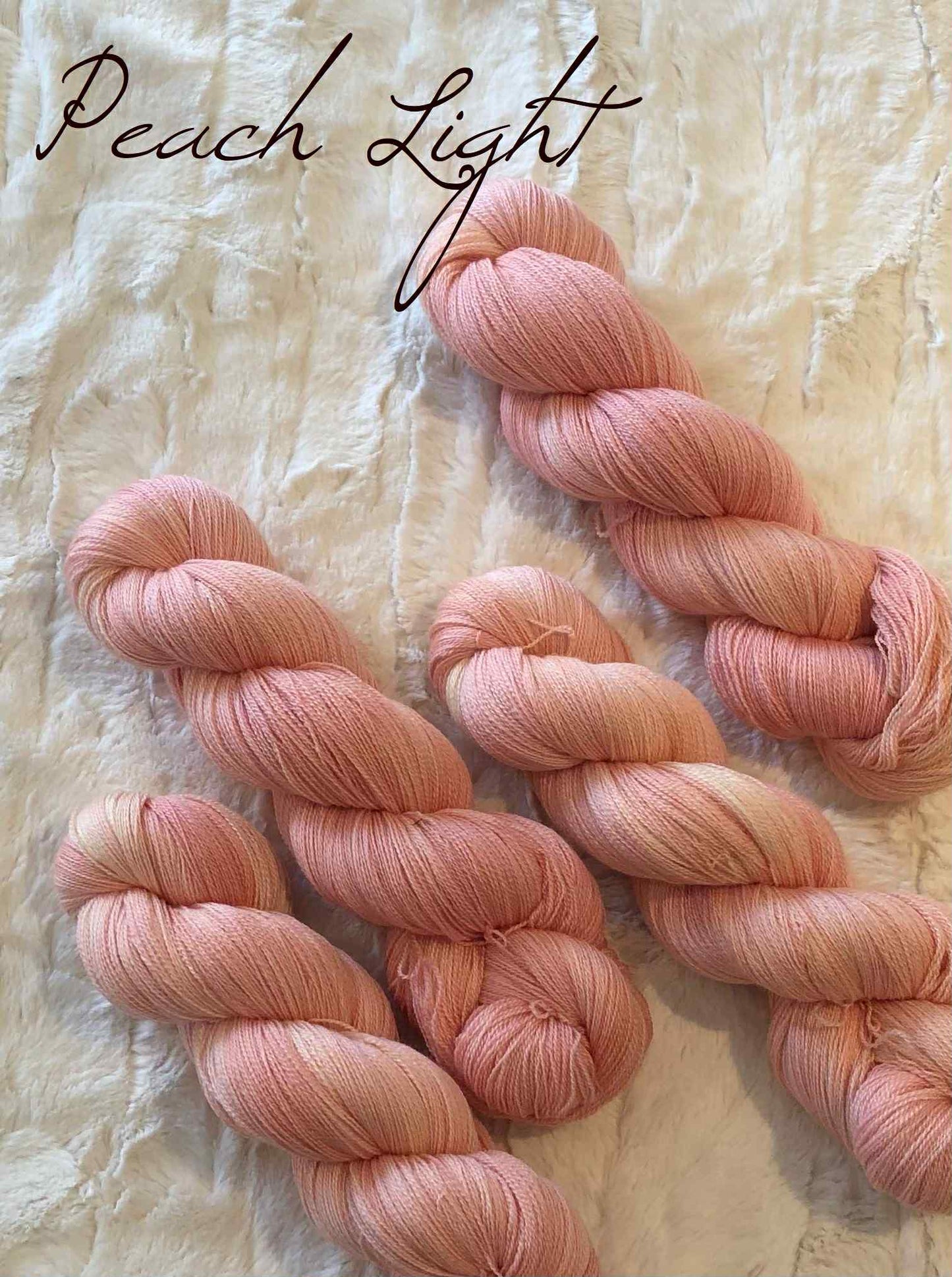 Luksus merino 1200 m. Peach Light. Melert. 100 g : ca 1200 m. Følgetråd.