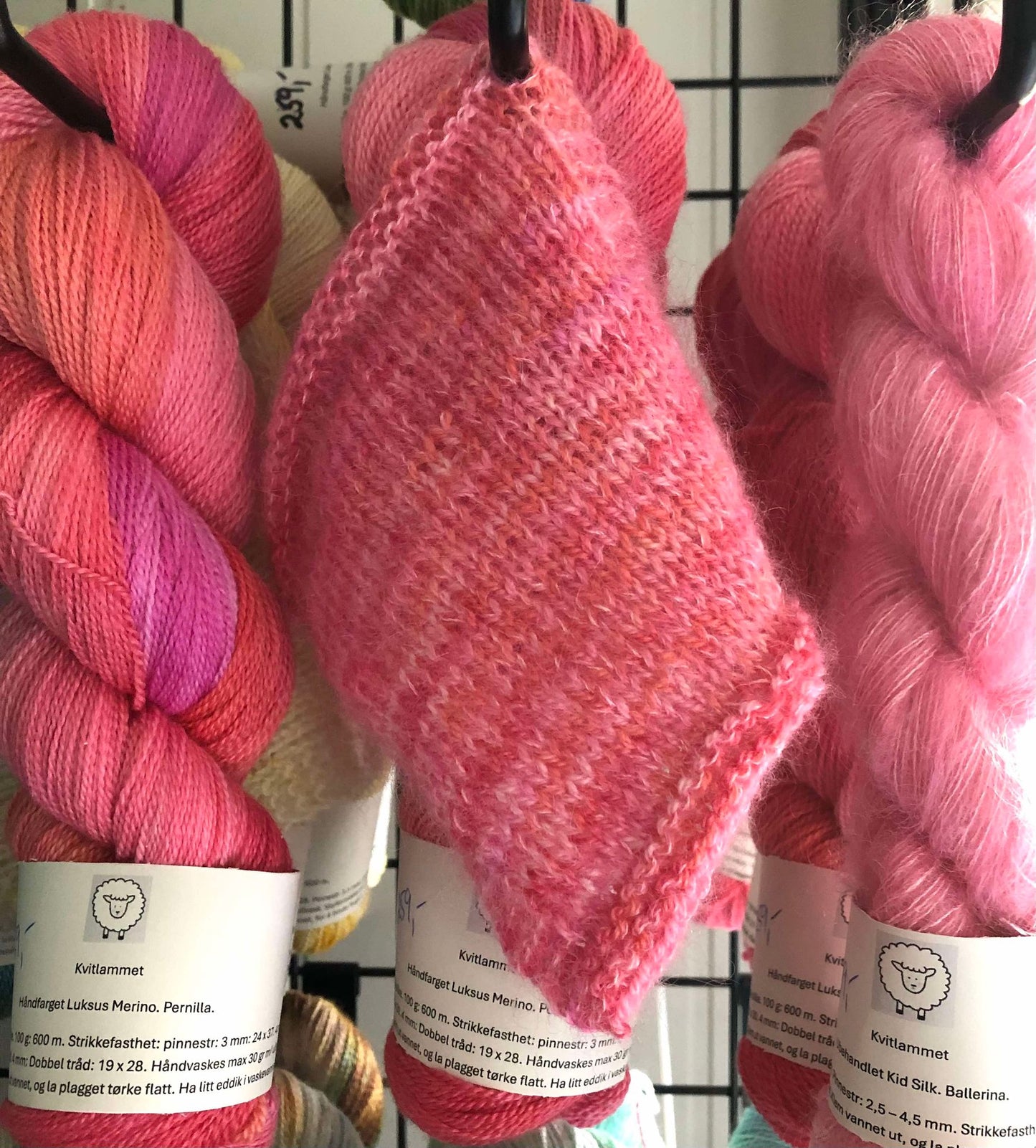 Kvitlammets Luksus merino. Pernilla. 100 g : ca 600 m.