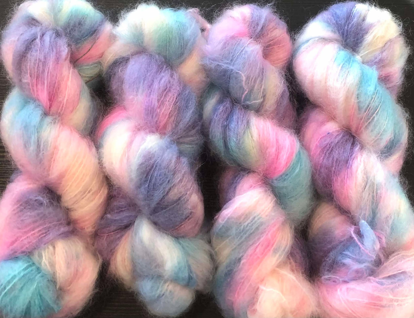 Perlemorskyer. Fat Mohair, ubehandlet. 100 g: Ca 200 m.
