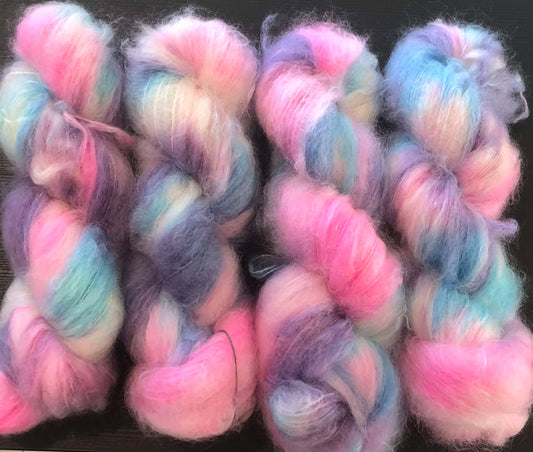 Perlemorskyer. Fat Mohair, ubehandlet. 100 g: Ca 200 m.