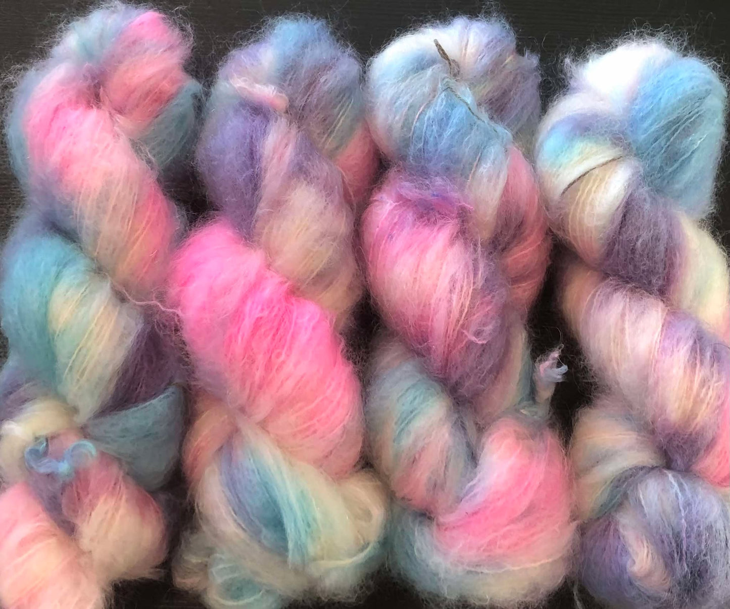 Perlemorskyer. Fat Mohair, ubehandlet. 100 g: Ca 200 m.