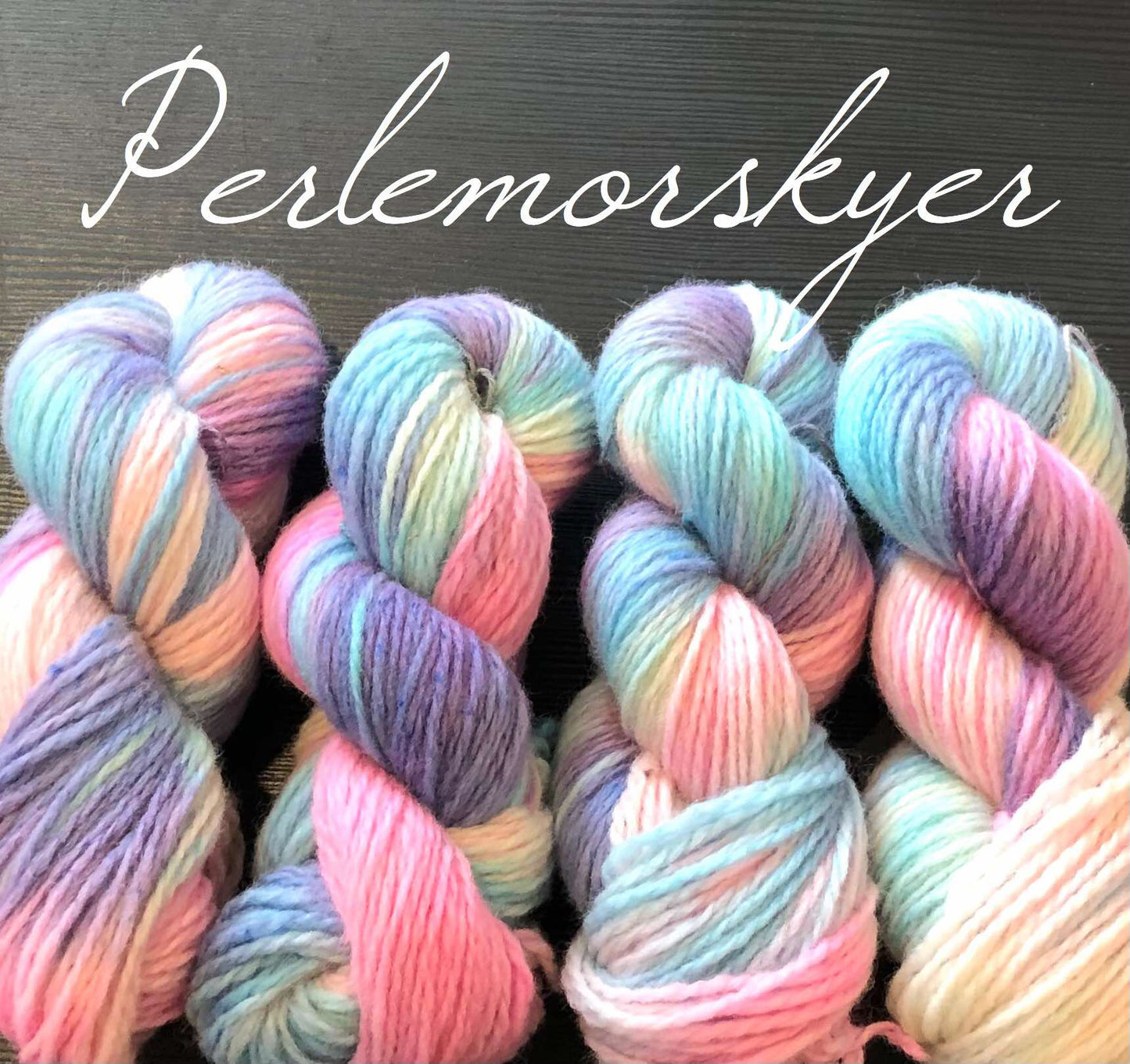 Håndfarget Vams fra Rauma. Perlemorskyer. Store hesper. 100 g: ca 166 m.