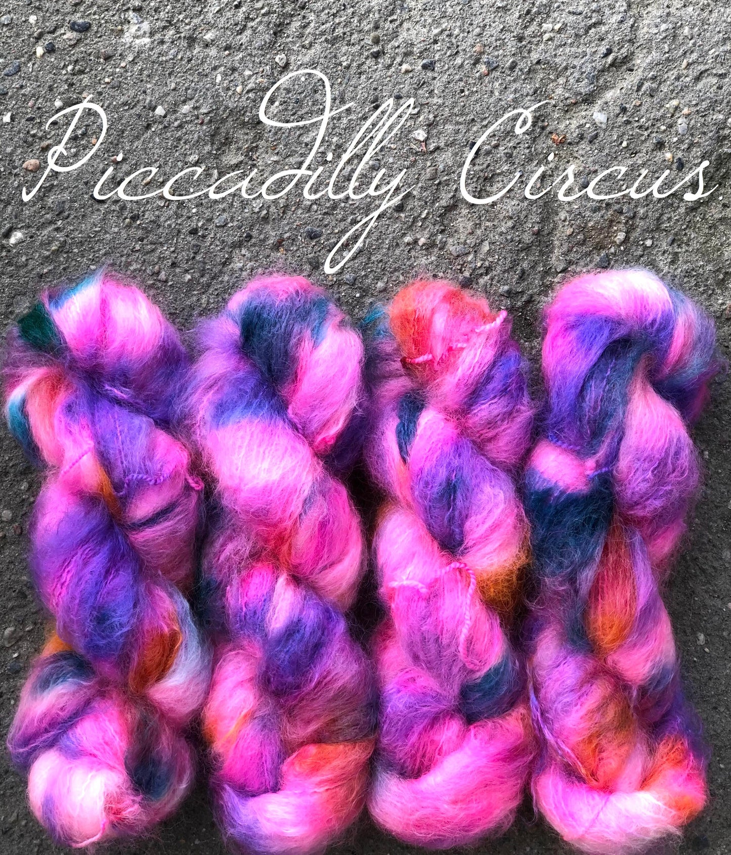 Piccadilly Circus. Fat Mohair, ubehandlet. 100 g: Ca 200 m. Ved kjøp av minimum 3 hesper, får du med oppskriften til Karna-genseren.