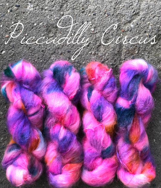 Piccadilly Circus. Fat Mohair, ubehandlet. 100 g: Ca 200 m. Ved kjøp av minimum 3 hesper, får du med oppskriften til Karna-genseren.