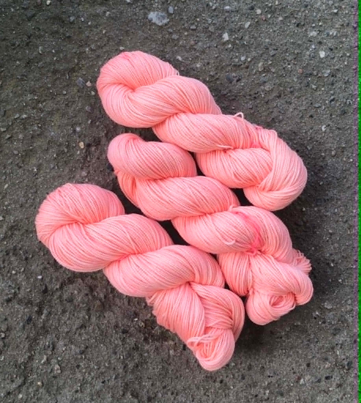 Kvitlammets Hjerte fra Hillesvåg. Farge: Pink - Melert. Håndfarget. TILBUD - INGEN BYTTERETT.