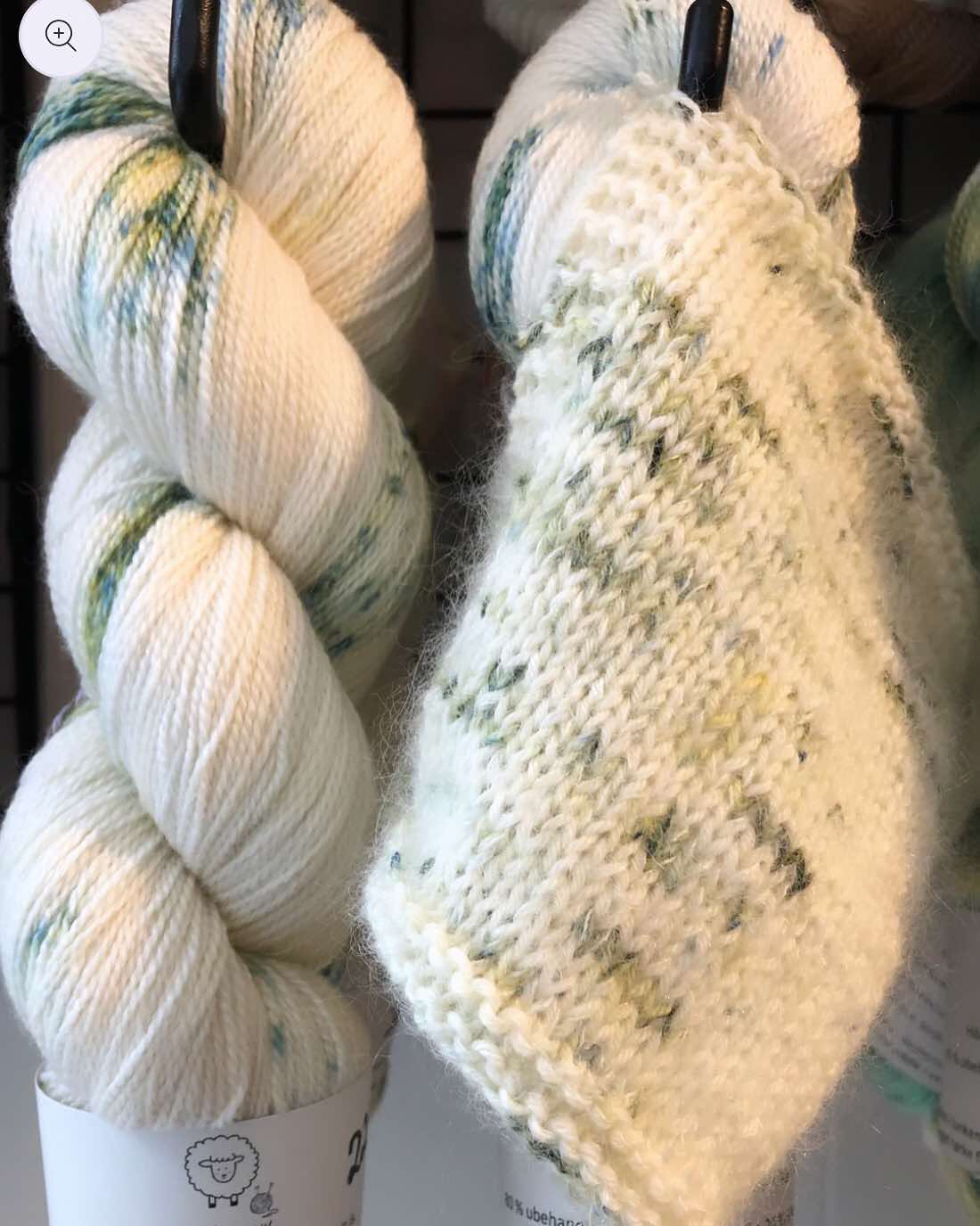 Kvitlammets Luksus merino. Ramsalt Is. 100 g : ca 600 m. Pinnestr: 3 - 4 mm.