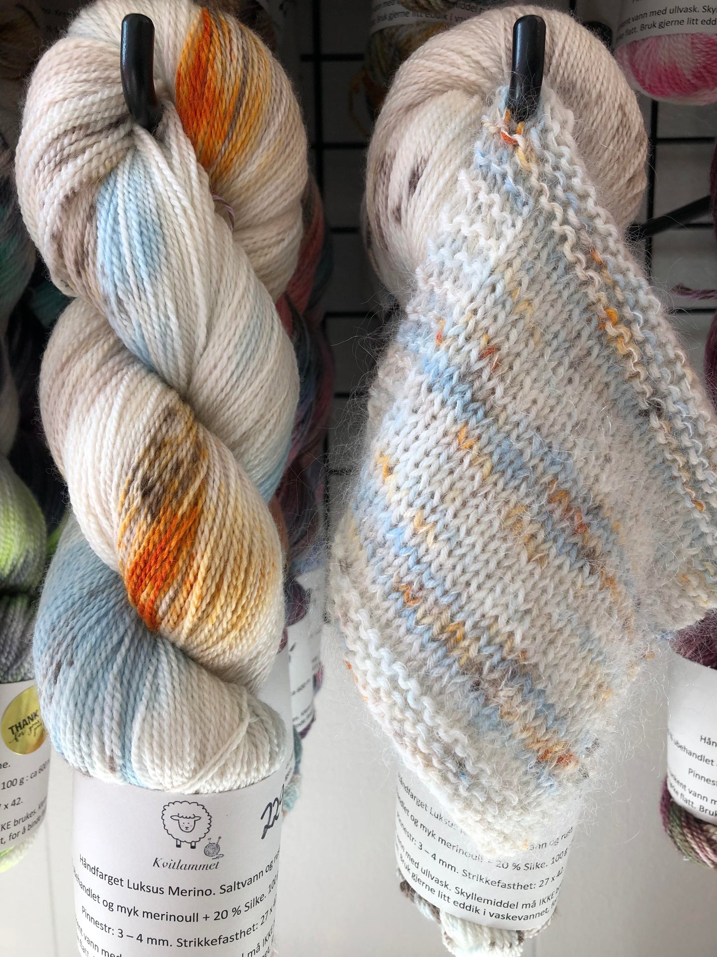Kvitlammets Luksus merino. Saltvann og rust. 100 g : ca 600 m. Pinnestr: 3 - 4 mm.