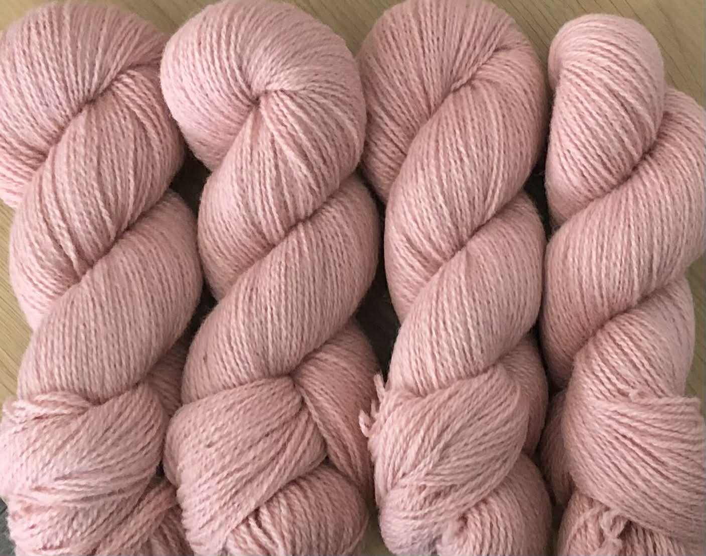 Ravngarn - Farge: Soft Pink. 2-tråds 100 % ullgarn - ubehandlet. FAST PRIS