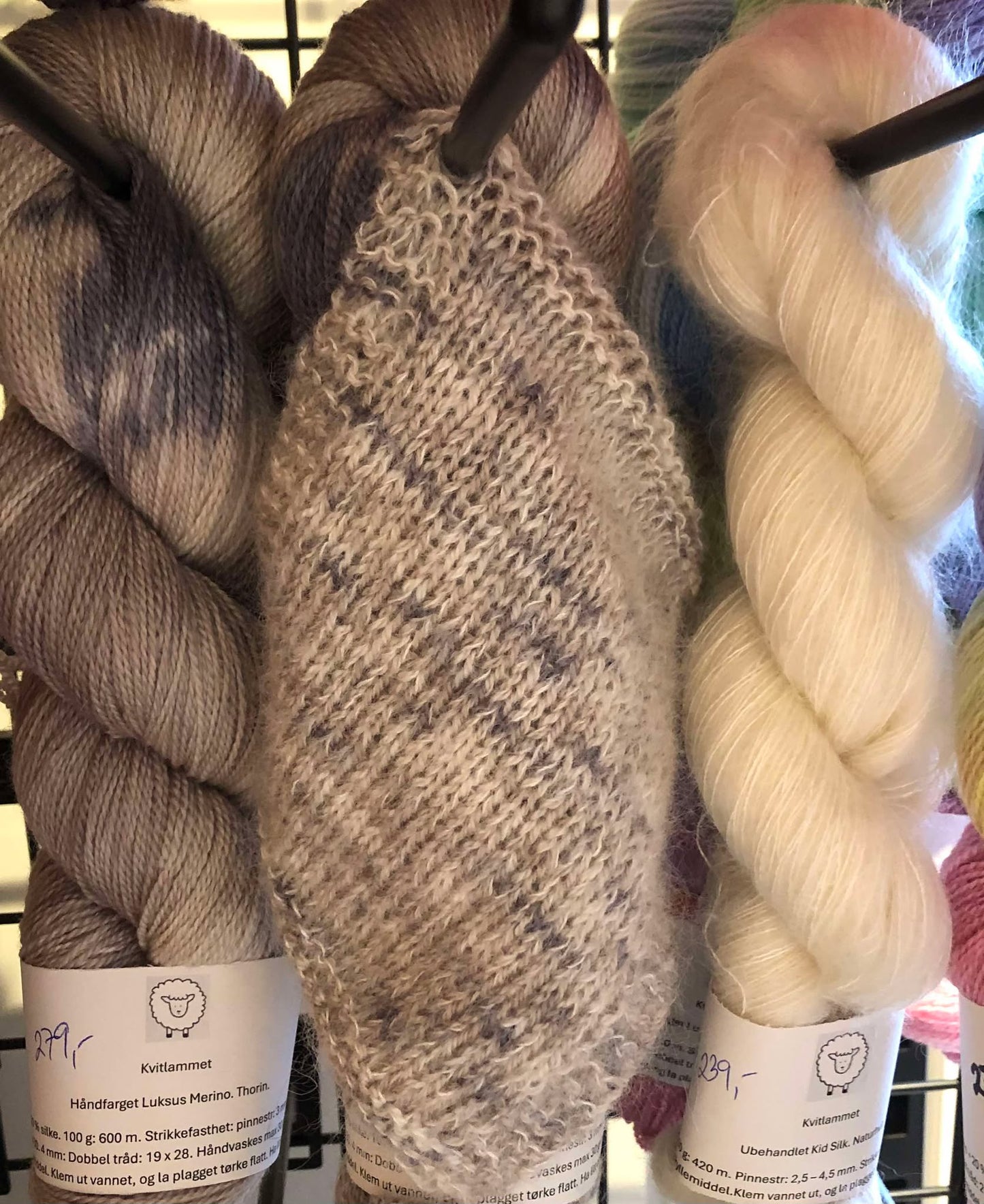 Kvitlammets Luksus merino. Thorin. 100 g : ca 600 m.
