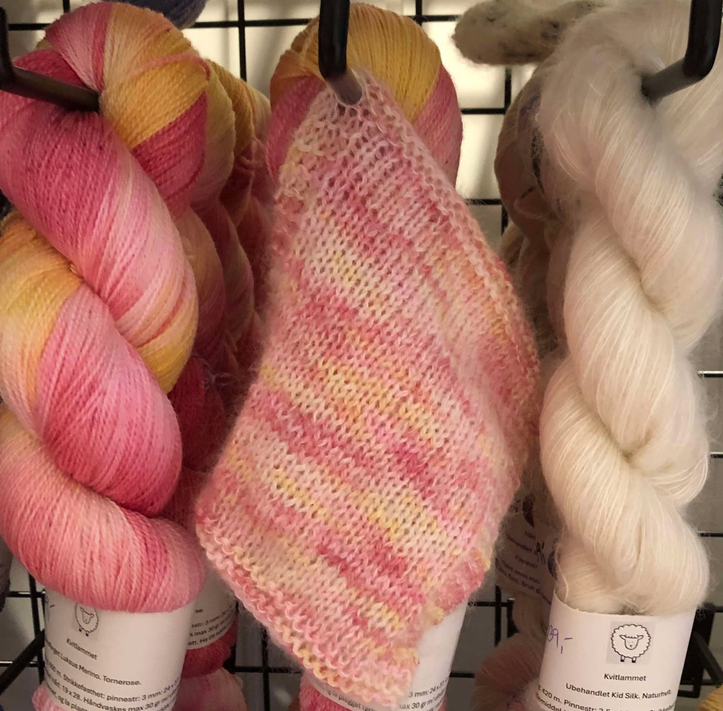 Kvitlammets Luksus merino. Tornerose. 100 g : ca 600 m. Pinnestr: 3 - 4 mm.