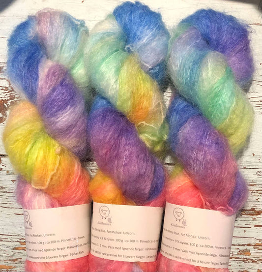 Unicorn. Tykk Mohair / Fat Mohair, ubehandlet. 100 g: Ca 200 m. Ved kjøp av 4 hesper, får du med oppskriften til My Cozy Cardigan.