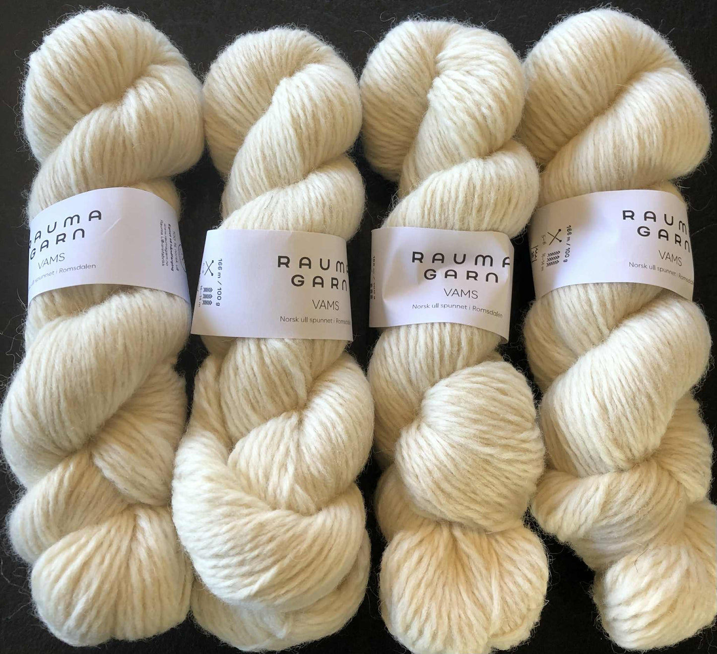Håndfarget Vams fra Rauma. Naturhvit.