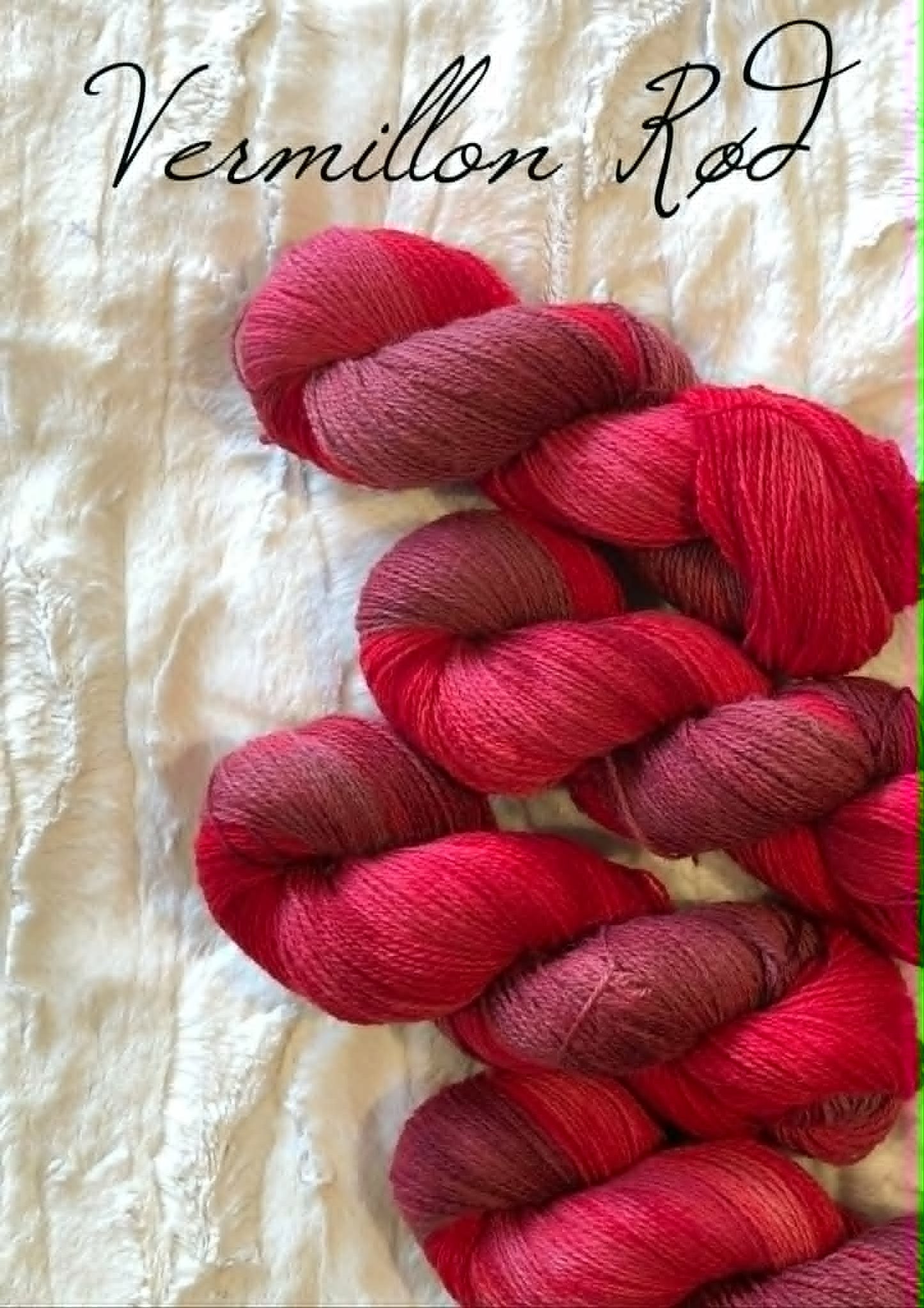 Kvitlammets Fjære sokkegarn fra Hillesvåg. Farge: Vermillon Rød.