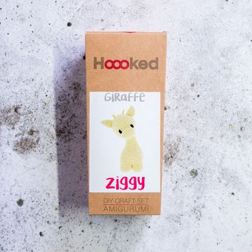DIY Heklesett - Amigurumi. Giraffe - Ziggy. I boksen finner du heklepinne, garn og oppskrift.