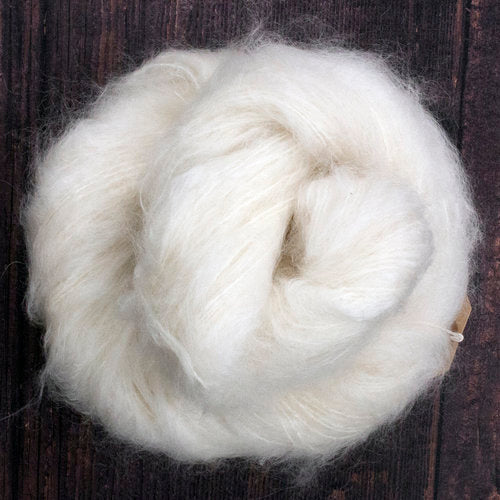 Naturhvit. Tykk Mohair / Fat Mohair, ubehandlet. 100 g: Ca 200 m. Ved kjøp av minimum 3 hesper, får du med oppskriften til Karna-genseren.